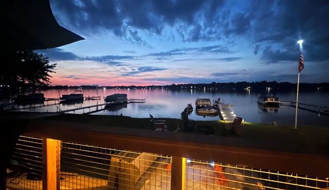 Cozy 3BR lakefront cottage with hot tub perfect for families w/private dock.