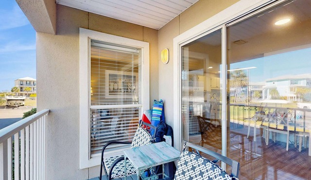 Cozy coastal condo with a shared pool and close to the beach