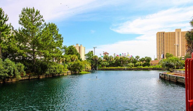 Cozy condo in paradise with pool, sauna & private dock - snowbird-friendly