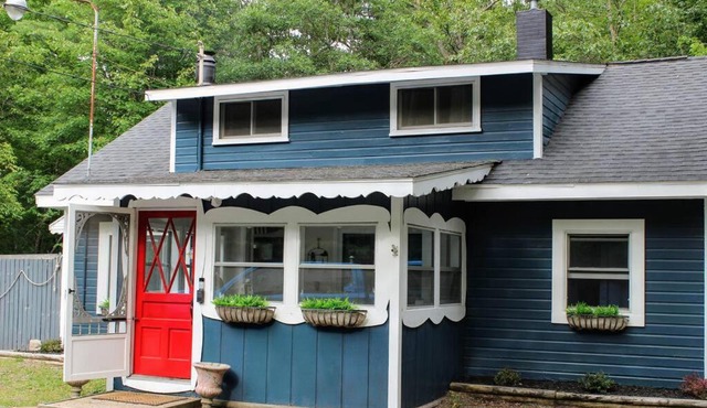 Cozy cottage just minutes from Lake Michigan!