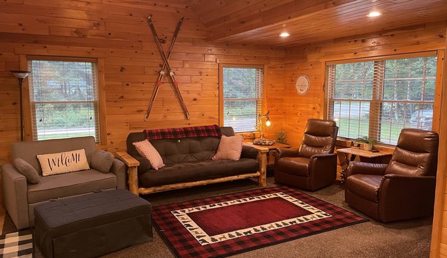 Cozy cottage near snowmobile trail & sandy beach!