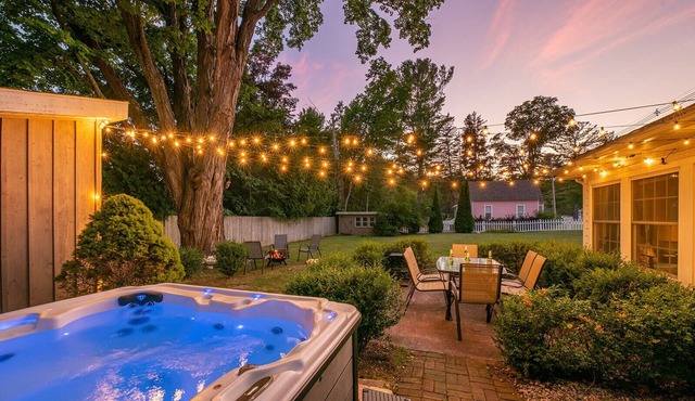 Cozy Cottage near Lake & Skiing, Hot Tub, fireplace & Fire-pit, Pets Allowed