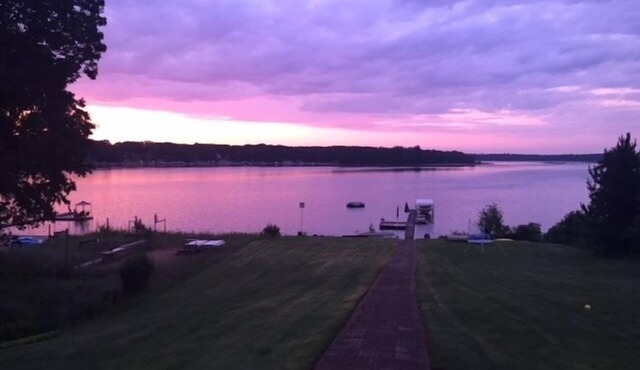 Cozy cottage on Big Star Lake with sunset views and family fun!