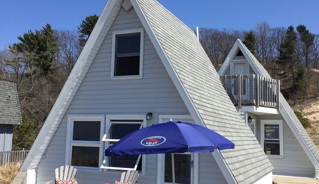 Cozy Cottage On Lake Michigan Shore, Newly Renovated, Flat & few Steps To Beach