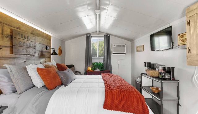 Cozy Cottage. Straight Access to Brimstone Trails. Pets. Multiple Hot Tubs