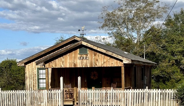 Cozy country cabin just 7 miles from beautiful Lake Eufaula! Recently remodeled!