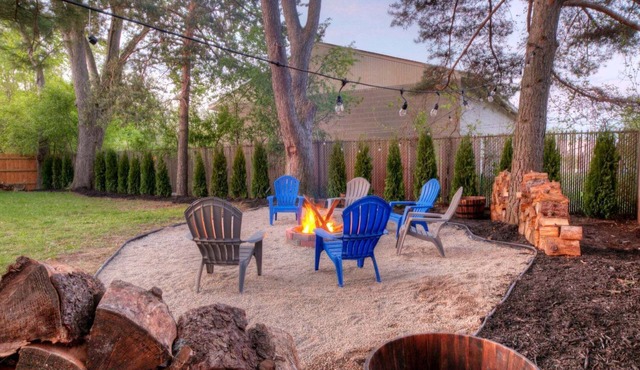 Cozy home sleeps 10, fire-pit, entertaining space