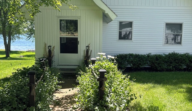 Cozy House on Swan Lake in Allegan