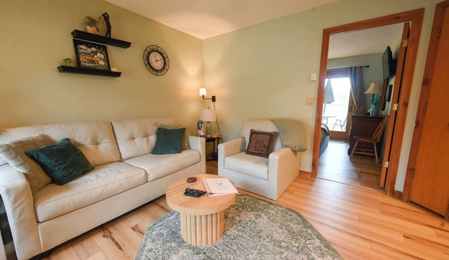 Cozy, KING BED, 1 bath, sleeps 4, FULL kitchen, washer and dryer, Pool, Wifi