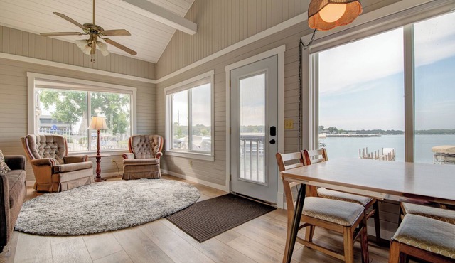 Cozy Lake Front Cabin - East Lake Private Dock - GREAT LOCATION Next to The Ritz in Arnolds Park