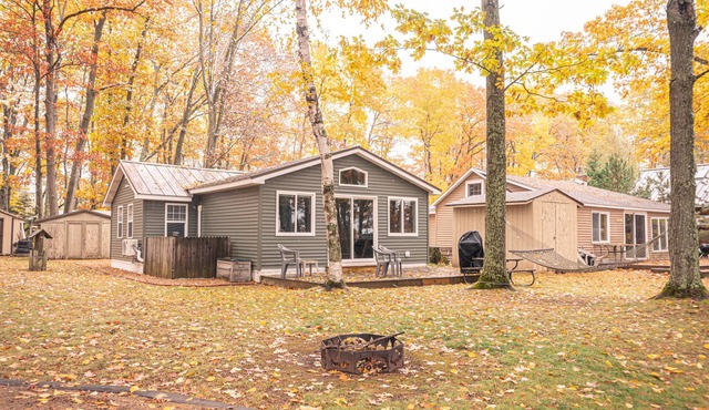 Cozy Lake Front Cottage, Escape with Amenities