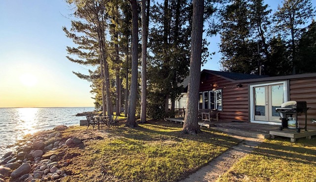Cozy Lakefront Cottage Getaway on Black Lake