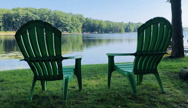 Cozy Lakefront Cottage, Kayaks & Firewood Included, Last Minute Deals available!