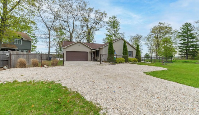 Cozy Lakefront Home, Minutes from Lake MI, 2 Bedrooms, 2 Bathrooms. Sleeps 6