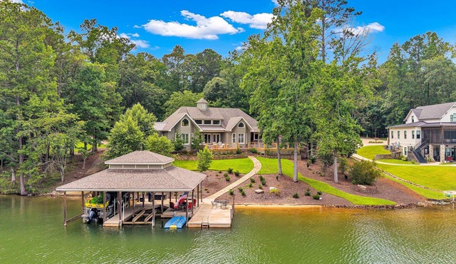 Cozy Lakefront Home on Lake Martin with Private Boat Ramp. Auburn Side!