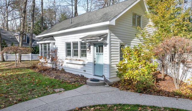 Cozy Lakeview Carriage House – Your Perfect Vacation Escape!