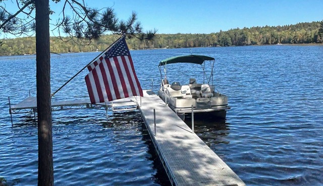 Cozy Log Cabin Escape on Lake Emily