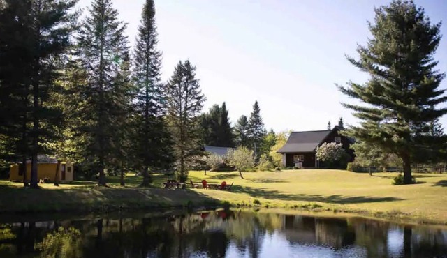 Cozy Log Cabin: Great for Families, Near Trails
