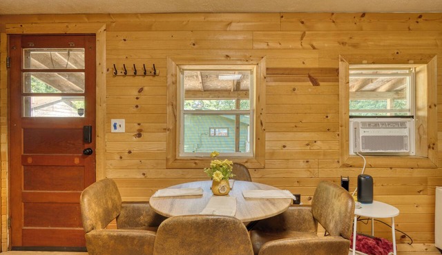 Cozy Log Cabin with Dock, Kayaks, Firepit, AC, minutes to Ludington and Lake MI
