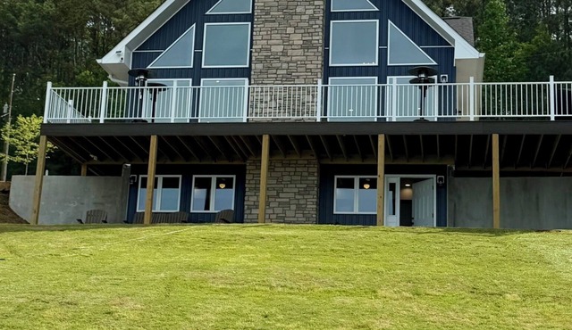 Cozy Ridge Retreat: A Spacious 6-bed waterfront house on beautiful Lake Mitchell