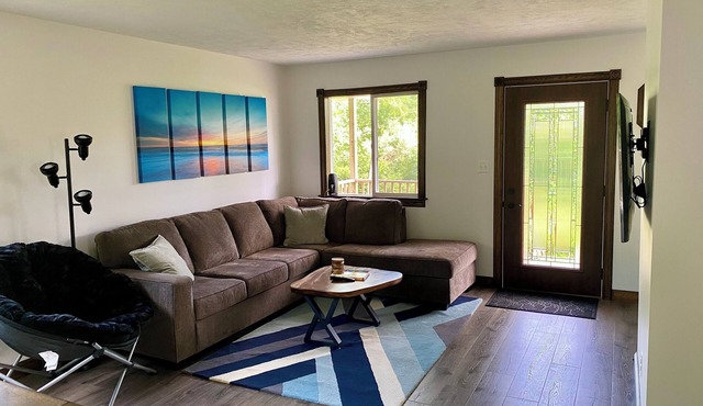 Cozy Sandhill Cottage, 15mi from Crystal Mountain, dog friendly, AC