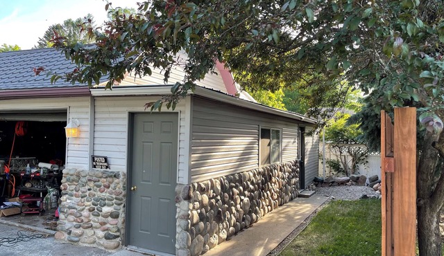 Cozy studio with AC and WiFi. Central for tourist sites in Oscoda. family of 4.