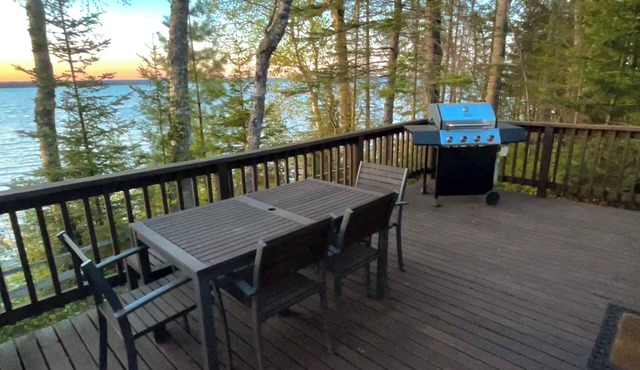 Cozy waterfront cabin in delightful Brimley with WiFi, AC, sand beach