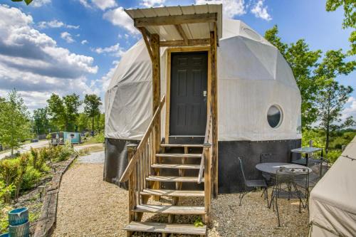 Creekside Glamping Dome in Rogersville w/Patio