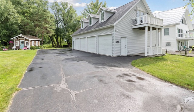 Crystal Lake Cozy 2 Bedroom Apartment - Sleeps 4 - Montcalm County