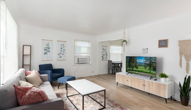 Cute 2 bed 1 bath Home in Royal Oak