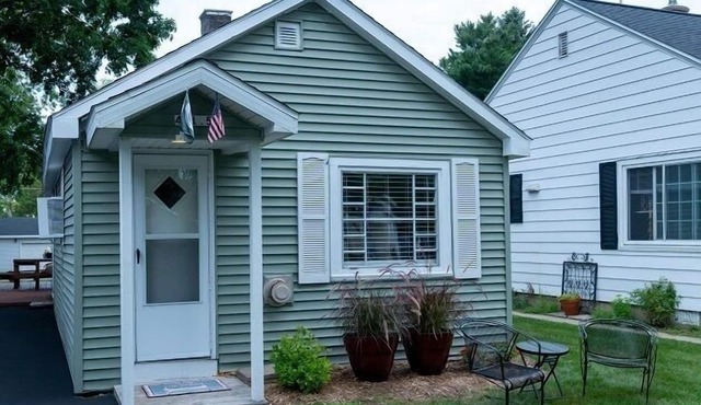 Cute and Cozy home located in the heart of Ludington, near Lake Michigan!