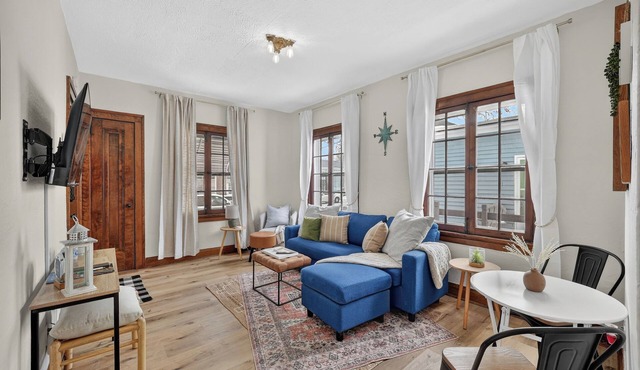 Cute & Cozy 1br apartment in the heart of Uptown! #1