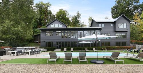 Dahlia by Dwell Vacations