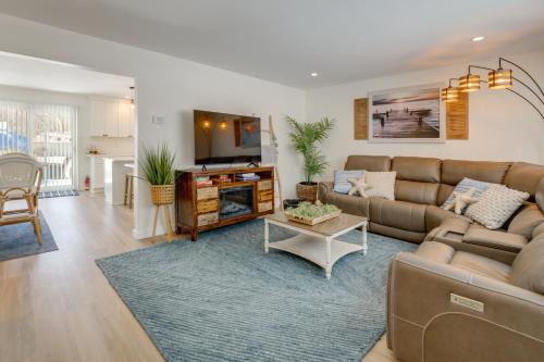 Deck, Fire Pit! Fully Updated Home Near Lake Huron