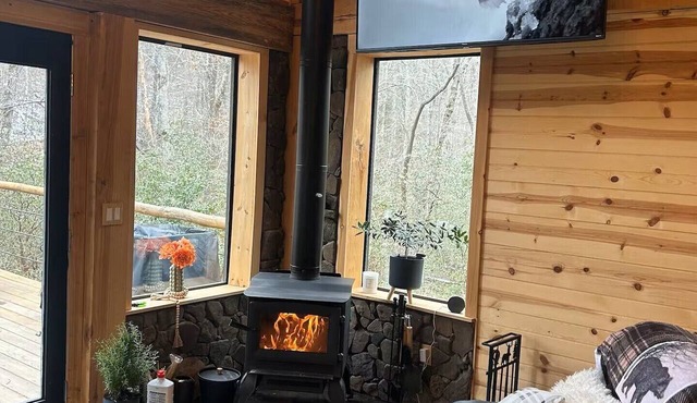 Deer Creek Cabin, 2 bedroom cabin surrounded by nature, very peaceful & tranquil