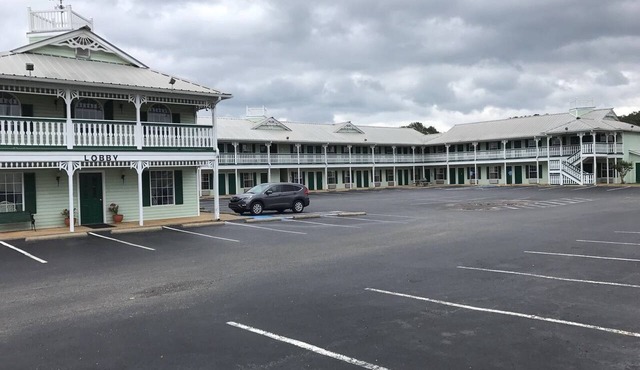 Deluxe Inn And Suites