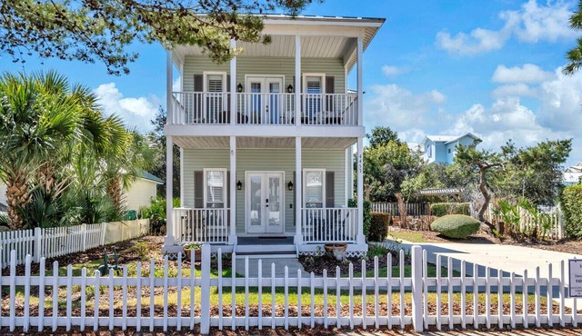 Destin Crystal Beach House~Steps to Beach & Pool~Prime Location