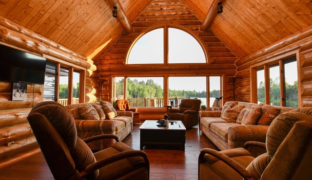 DIRECT ACCESS TO TRAIL 5, SLEEPS 12, PRIVATE LAKE AND TRAILS!