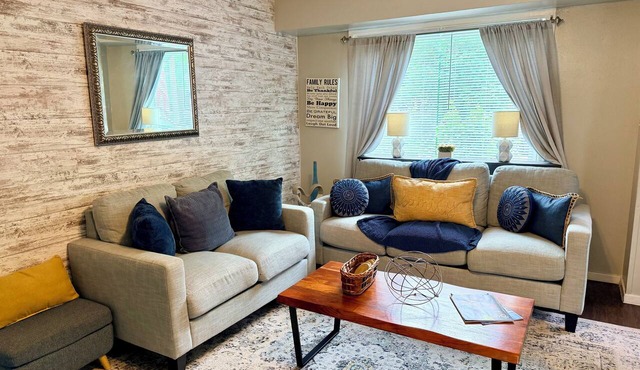 Dog-Friendly Home, Fenced Yard , 2 Living Areas, Near Zoo & UTMC