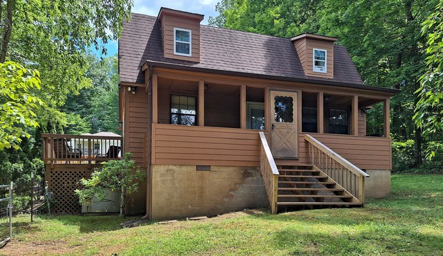 Dog-friendly home w/free attraction tickets, a large deck, & private parking