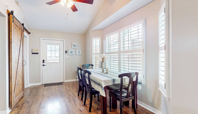Dog-friendly Yard! Retreat 11 Mi to Destin & Beach