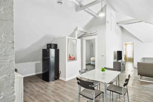 Downtown Detroit 2BR | King, WiFi, Parking