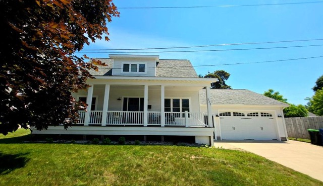 Downtown Harbor Springs cottage with 4 bedrooms, 2 baths, yard, and grill. in Harbor Springs