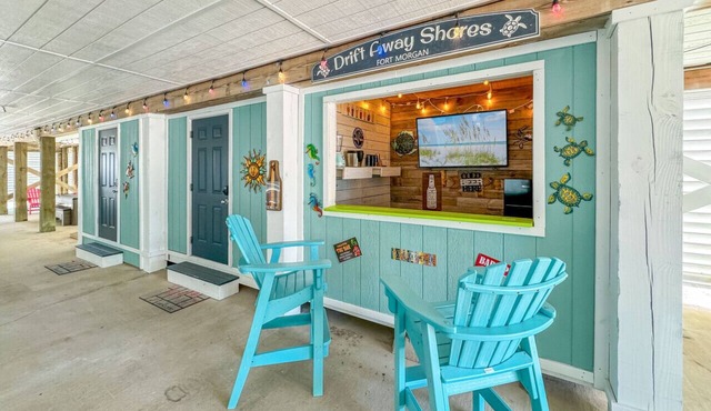 Drift Away Shores · Steps to the beach!*Week Discount*Tiki Bar*2 Pools