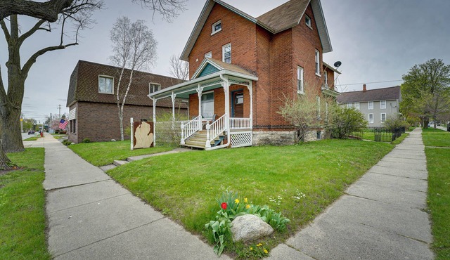 Dtwn Victorian Home - 1 Mi to Lake Michigan Beach!