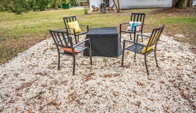 Duplexes & homes w/yard & patio