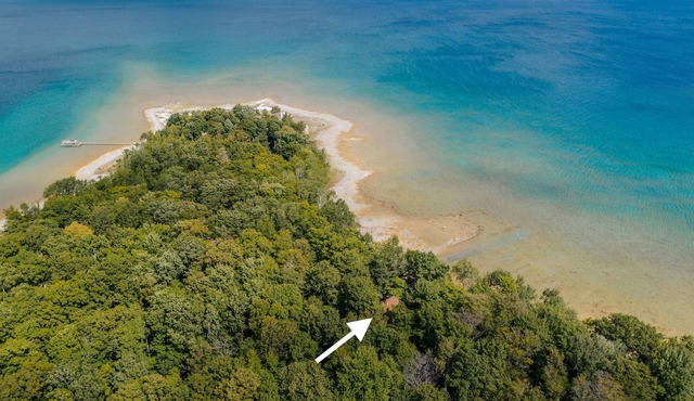 East Beach Cottage: Sandy | Secluded | 3 King Beds