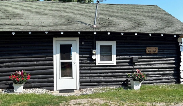 Enchanting 3-bedroom cottage on Mullett Lake