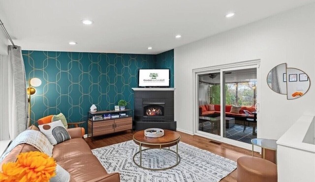 ★Enclosed Patio★ Gas Fireplace EV Charger BBQ 4Bed 2Bath- Entire House Royal Oak