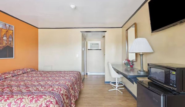 Enjoy Convenience + Privacy in Comfortable Room Near Local Dining